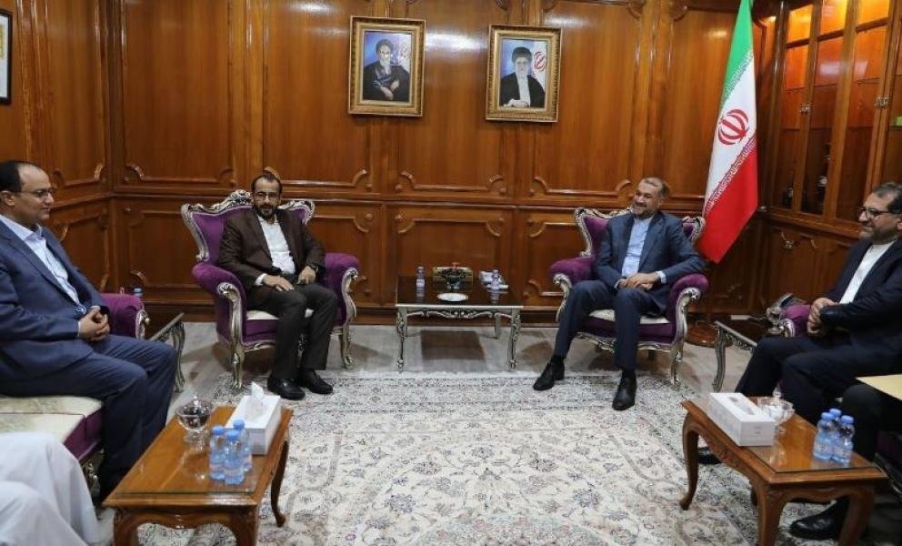 وزير خارجية إيران يلتقي وفد الحوثيين المفاوض في مسقط