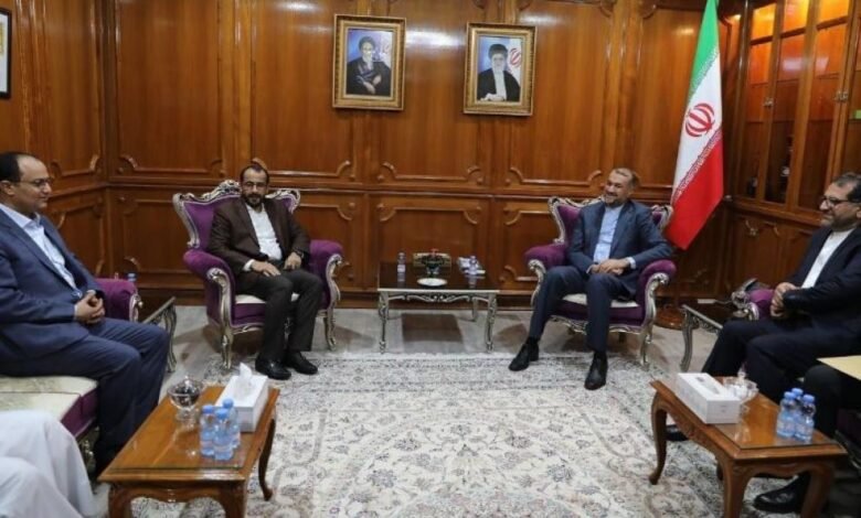 وزير خارجية إيران يلتقي وفد الحوثيين المفاوض في مسقط