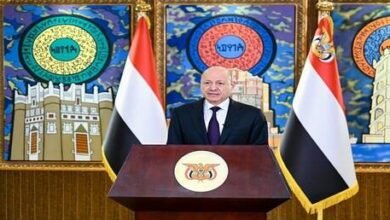 صورة توضيحية - اليمن.. العليمي يعلن نجاح استلام المعسكرات ويوجه بإجراءات عاجلة لتعزيز الأمن والاستقرار