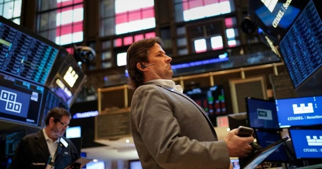 المستثمرون يحذرون مع ارتفاع عوائد السندات وضغوط أسواق الطاقة