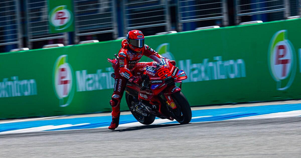 مارك ماركيز يكتسح أراغون ويشعل سباق MotoGP: فوز ثالث توالياً يقلص الفارق مع مارتن إلى 19 نقطة - صورة مميزة مارك ماركيز يكتسح أراغون ويشعل سباق MotoGP: فوز ثالث توالياً يقلص الفارق مع مارتن إلى 19 نقطة