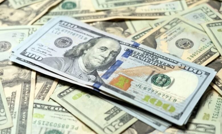 الدولار يرتفع والأسواق تترقب أول رفع للفائدة الأميركية منذ أكثر من عامين
