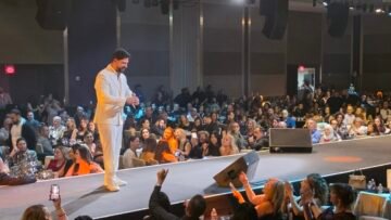 كريم نور يتفاعل مع الجمهور خلال حفل غنائي في سان دييغو
