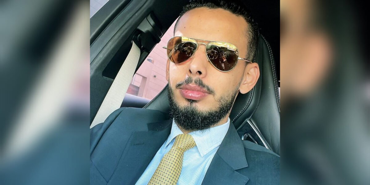 آدم حموري بين قطاع الخدمات والمال - صورة مميزة آدم حموري بين قطاع الخدمات والمال