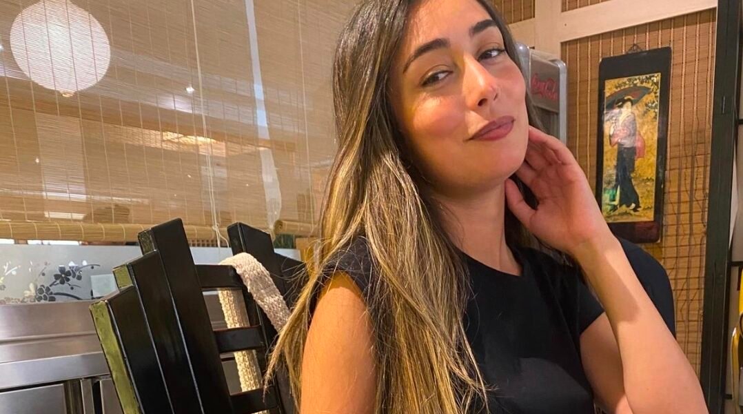 روميساء بن عياش تفجّر مفاجأة فنية وتدخل عالم التمثيل من الباب العريض باسمها الفني الجديد «رومي الجزائرية»