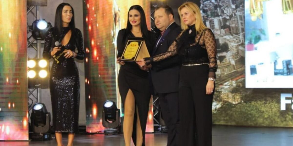 فرح رمّال مكرمةً في حفل اختيار ملكة جمال الإنسانية لعام ٢٠٢١