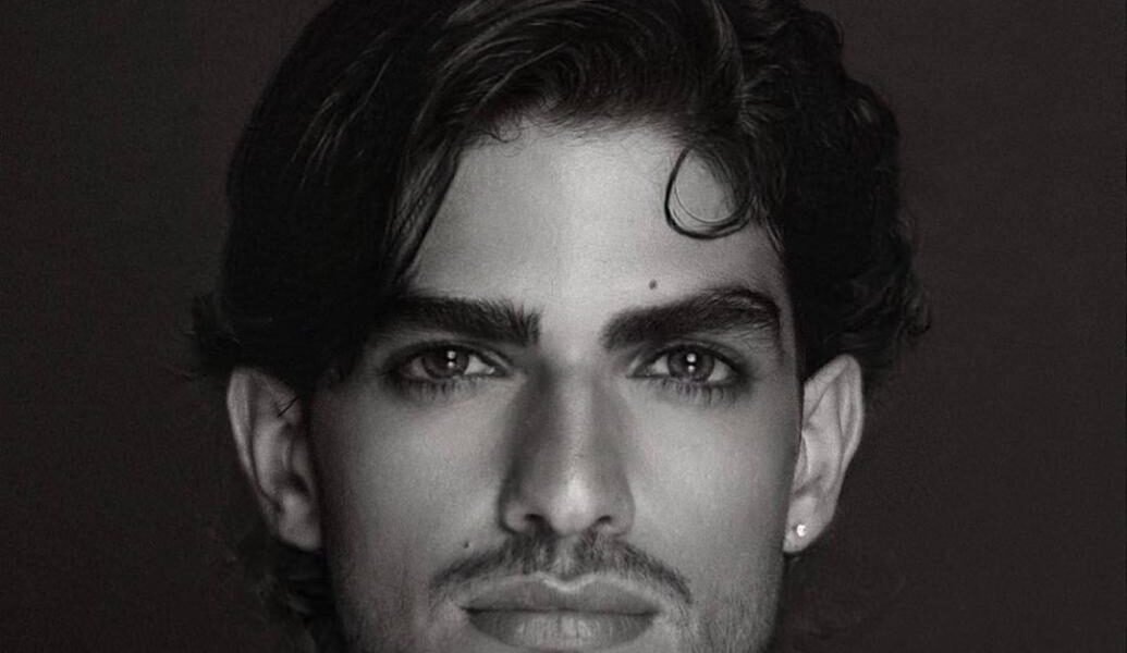 بالأبيض والأسود.. عارض الأزياء أوسكار Oscar Kraye يلفت أنظار المتابعين