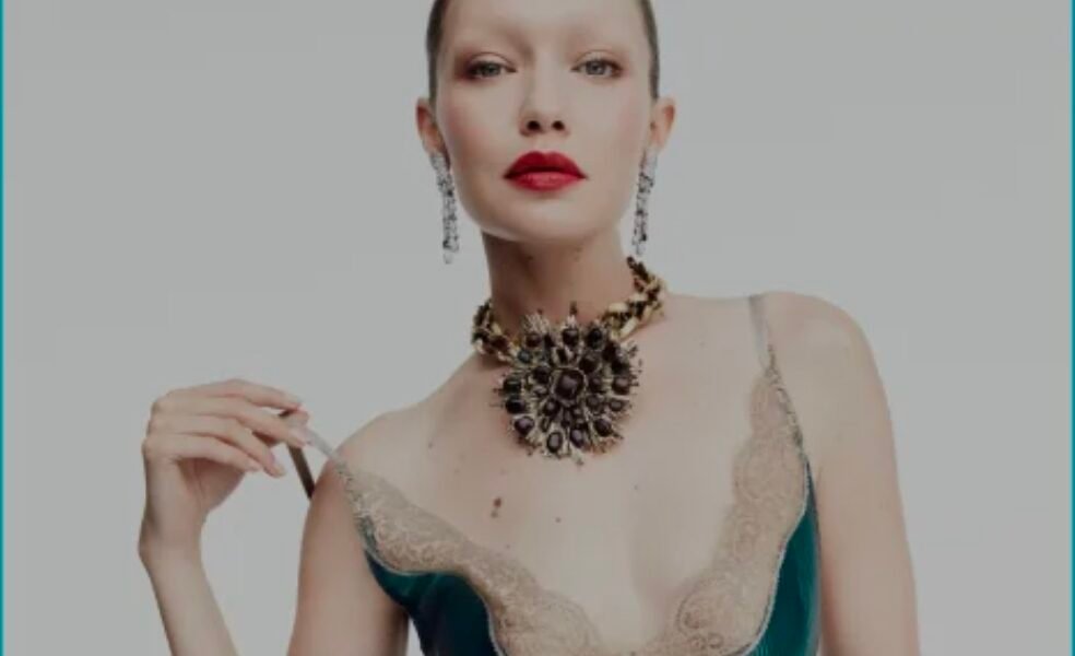 صورة مميزة: جيجي حديد بإطلالة جريئة على غلاف «Vogue France».. الحواجب المبيّضة تعيد صياغة ملامح عارضة الأزياء