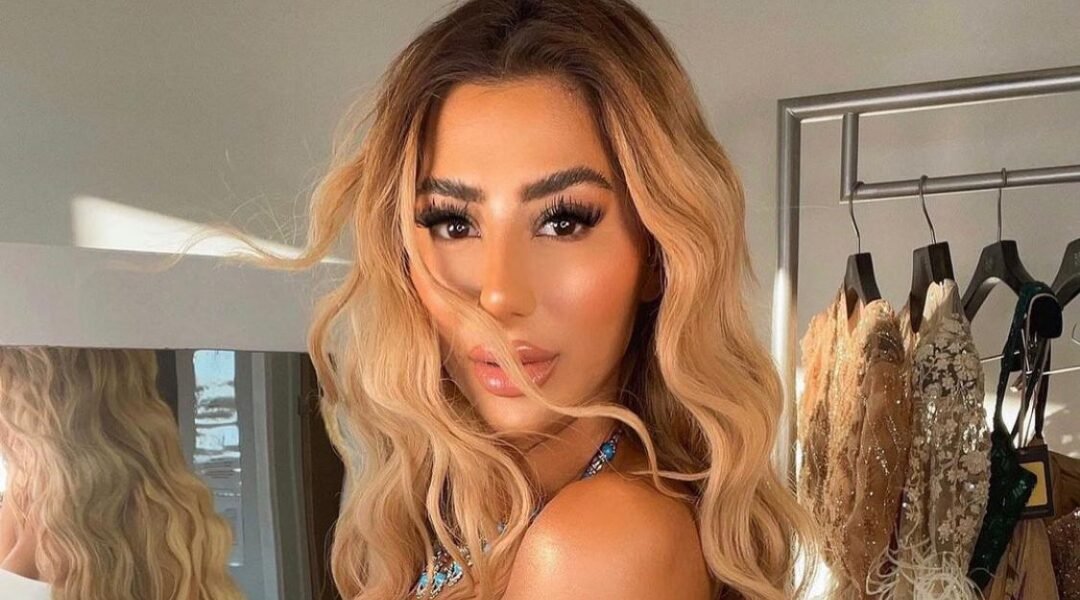 خبيرة المكياج العالمية جينا بادين/ Gina Badhen تتألق بمكياج بسيط.. والمتابعون يعلقون!