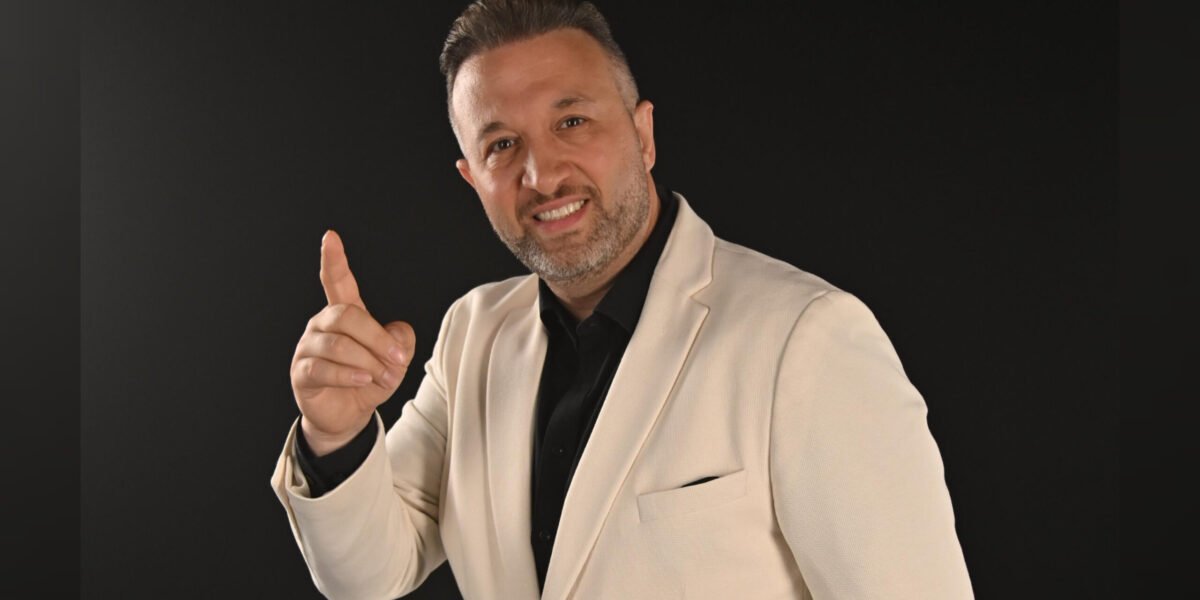 رياض العمر يشوّق جمهوره لعمل غنائي جديد.. هدية العيد تقترب