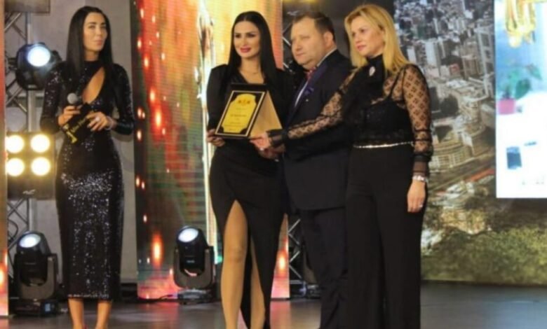 فرح رمّال مكرمةً في حفل اختيار ملكة جمال الإنسانية لعام ٢٠٢١